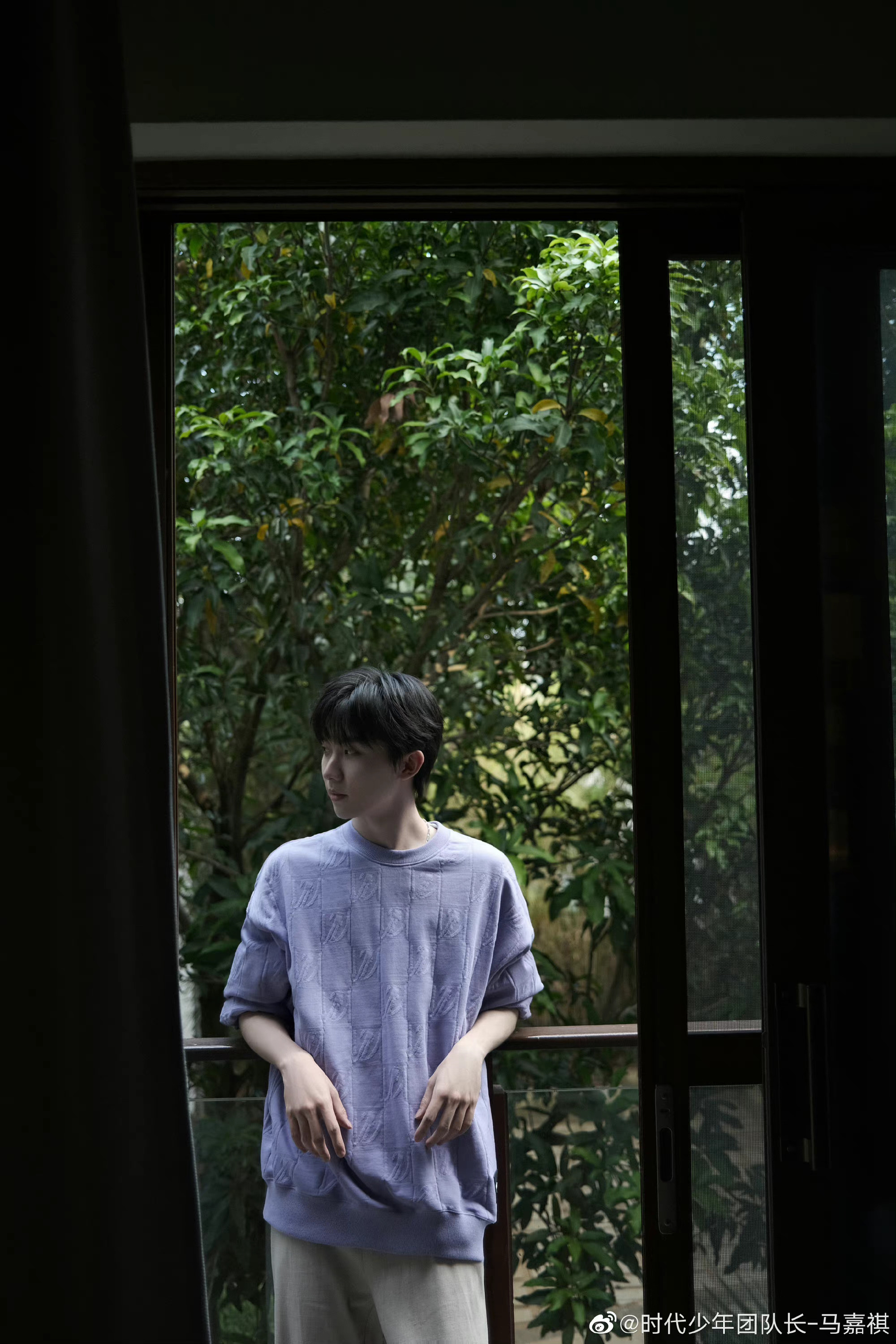 马嘉祺晒九宫格营业图 紫色毛衣出镜,森系氛围感拉满 侧颜好绝啊