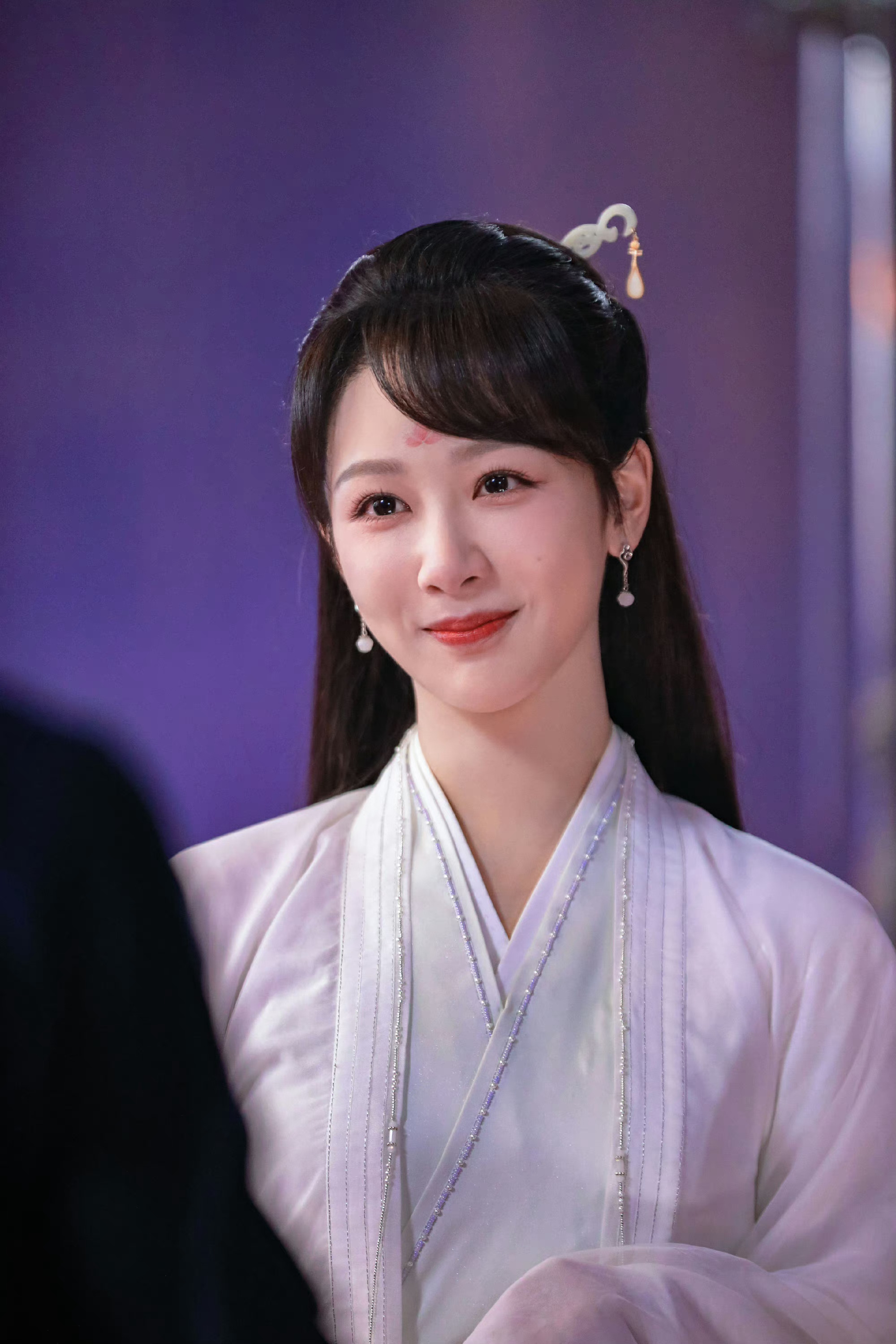 杨紫工作室晒小夭新剧照,花影映淡颜,笑眼含泪氛围感好强
