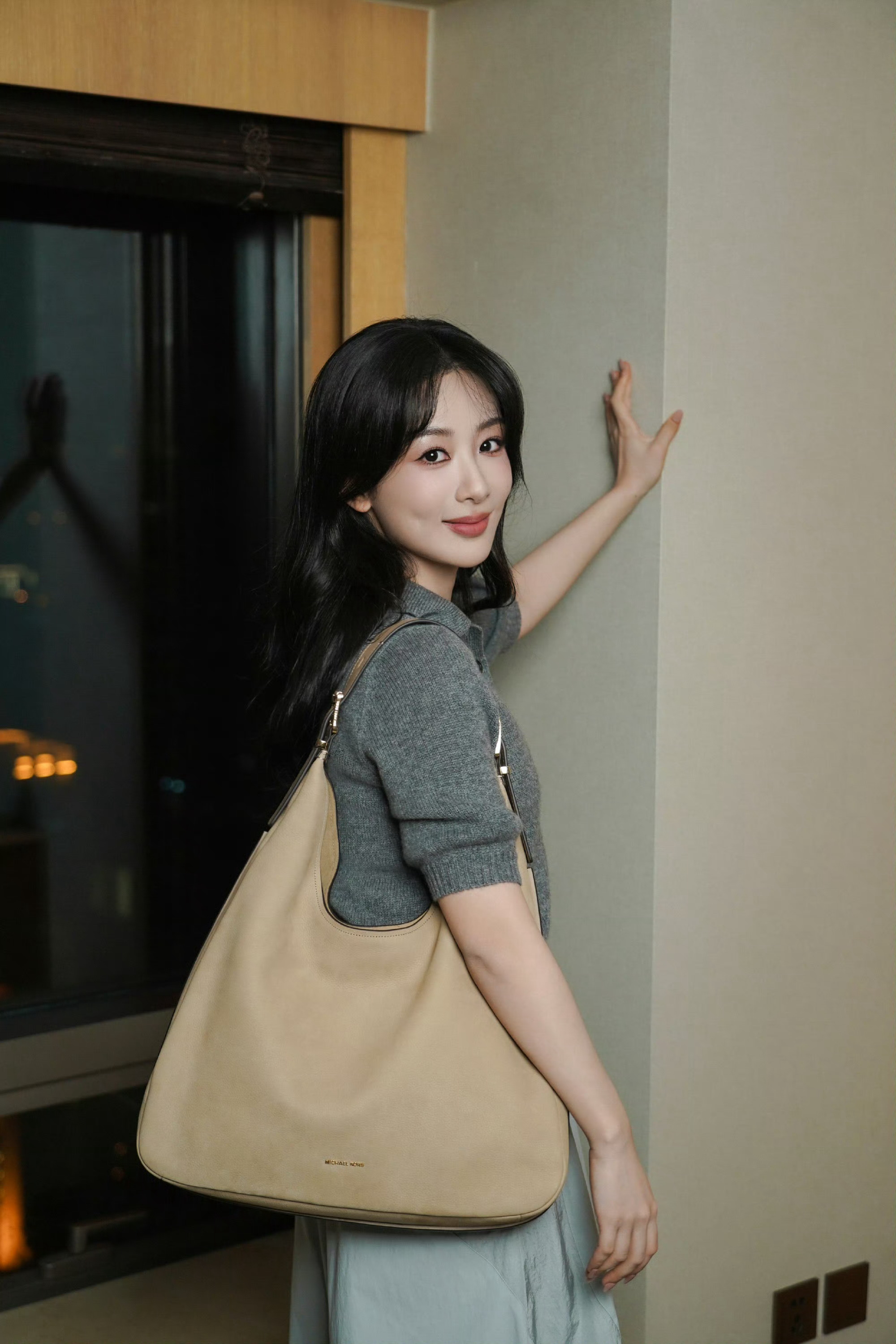 杨紫窗边夜景照灰色针织短袖搭配半裙松弛惬意眼神气质好温柔