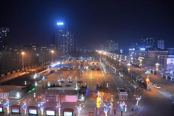 靖边县城流光溢彩国际在线陕西消息:年关临近,在榆林市靖边县大街小巷