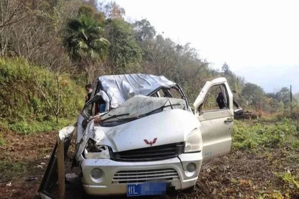 安全带=生命带!看完这些真实案例,你知道安全带的重要性了吗?休闲区蓝鸢梦想 - Www.slyday.coM 安全带=生命带!看完这些真实案例,你知道安全带的重要性了吗?休闲区蓝鸢梦想 - Www.slyday.coM