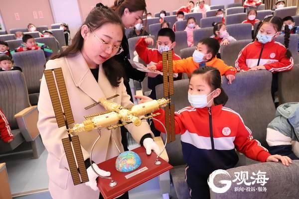 “太空出差三人组”亲笔签名纪念卡!青岛这所小学收到太空邮局的珍贵礼物休闲区蓝鸢梦想 - Www.slyday.coM “太空出差三人组”亲笔签名纪念卡!青岛这所小学收到太空邮局的珍贵礼物休闲区蓝鸢梦想 - Www.slyday.coM