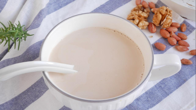 40克花生,30克黄豆,20克核桃,再来一把冰糖和800毫升清水,用五谷豆浆