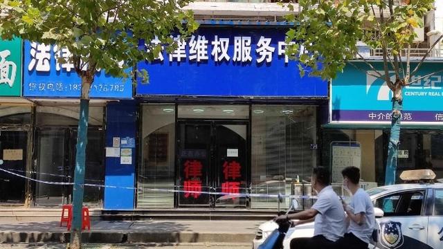 武汉枪击案作案凶器疑为霰弹枪 武汉光谷枪击案遇害律师身份曝光 知情人称武汉枪击案嫌犯败诉后行凶休闲区蓝鸢梦想 - Www.slyday.coM 武汉枪击案作案凶器疑为霰弹枪 武汉光谷枪击案遇害律师身份曝光 知情人称武汉枪击案嫌犯败诉后行凶休闲区蓝鸢梦想 - Www.slyday.coM