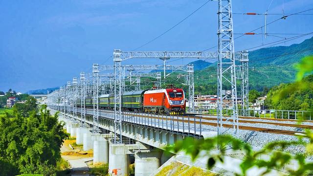 浦梅铁路开往龙岩方向,标志着兴泉铁路兴国至清流段,浦梅铁路建宁至冠