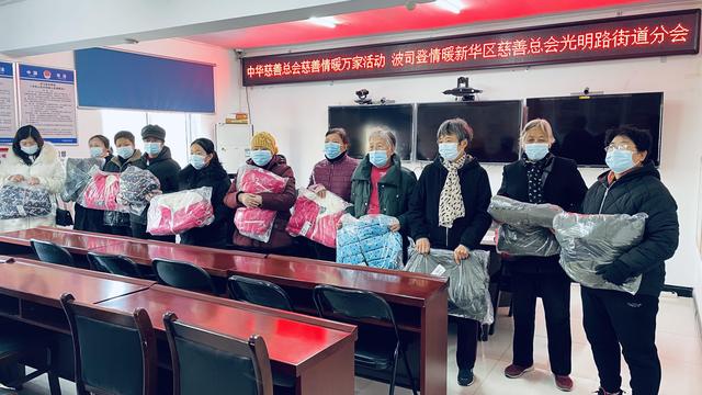 天寒人心暖 新华区为200个困难家庭发放爱心棉衣休闲区蓝鸢梦想 - Www.slyday.coM 天寒人心暖 新华区为200个困难家庭发放爱心棉衣休闲区蓝鸢梦想 - Www.slyday.coM