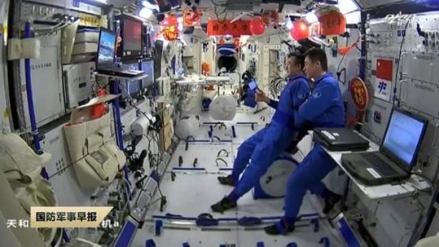 首次天上过年！“出差三人组”将春节氛围感拉满！这份来自400公里外的太空祝福，请查收→休闲区蓝鸢梦想 - Www.slyday.coM