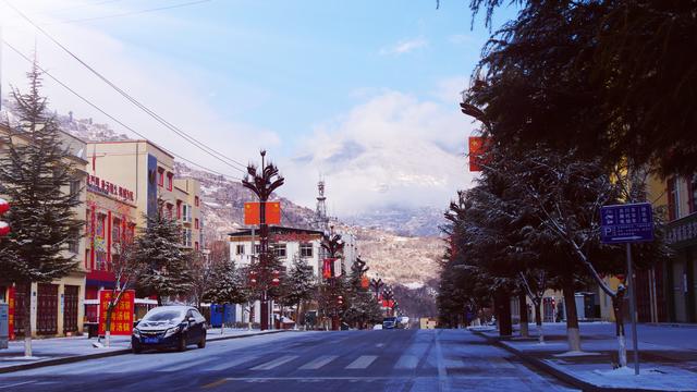 "9日早上,家住黑水县芦花镇的村民杨梅推开窗户,映入眼帘的是一片白