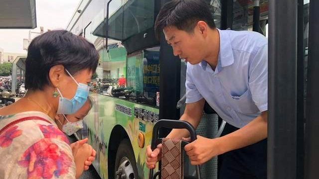乘客致电武汉市长专线 表扬703路关爱孩子的好司机们|司机|苏磊|乘客_新浪新闻