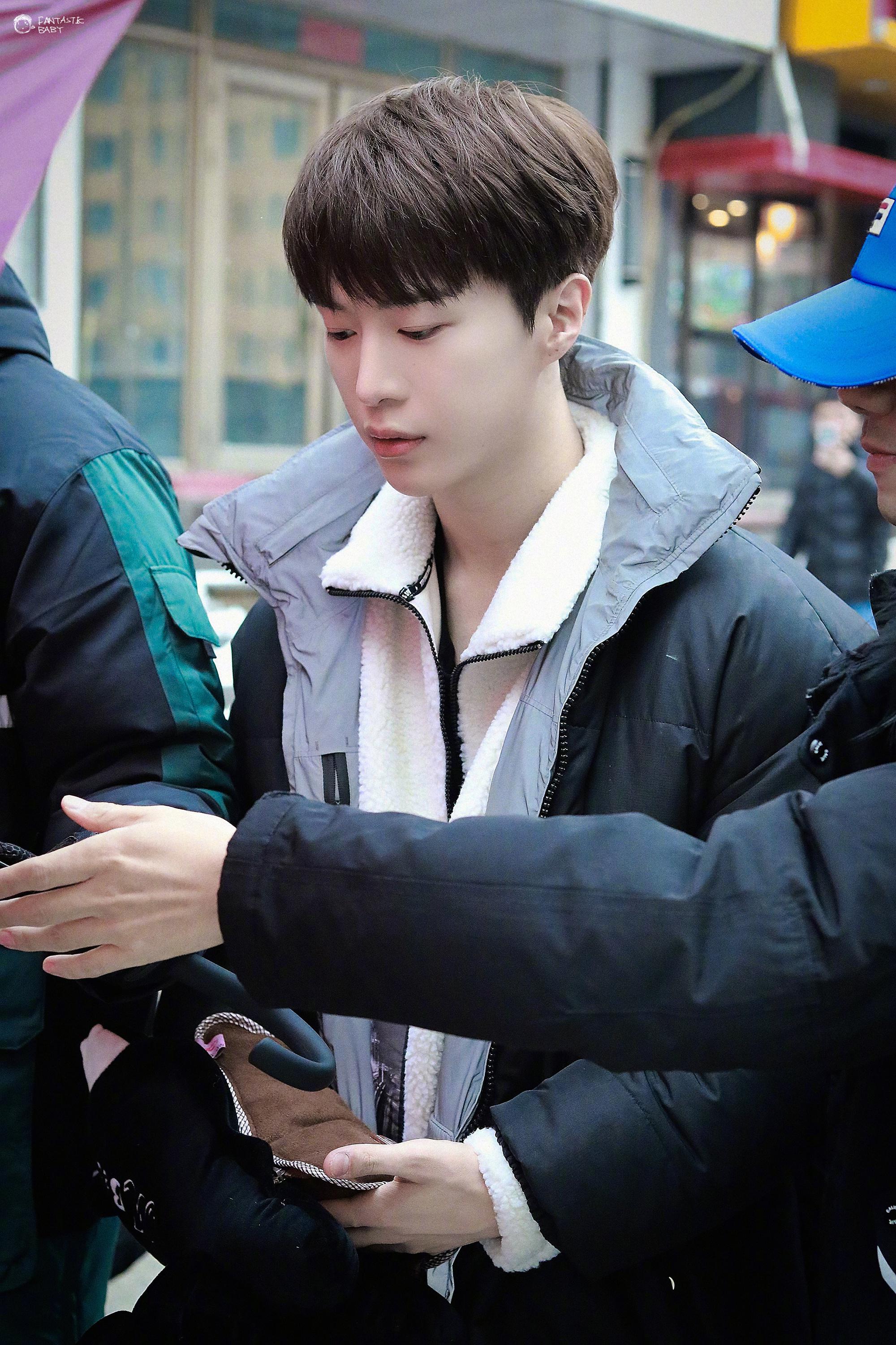 范丞丞左肩有你这组雪中饭拍好有感觉