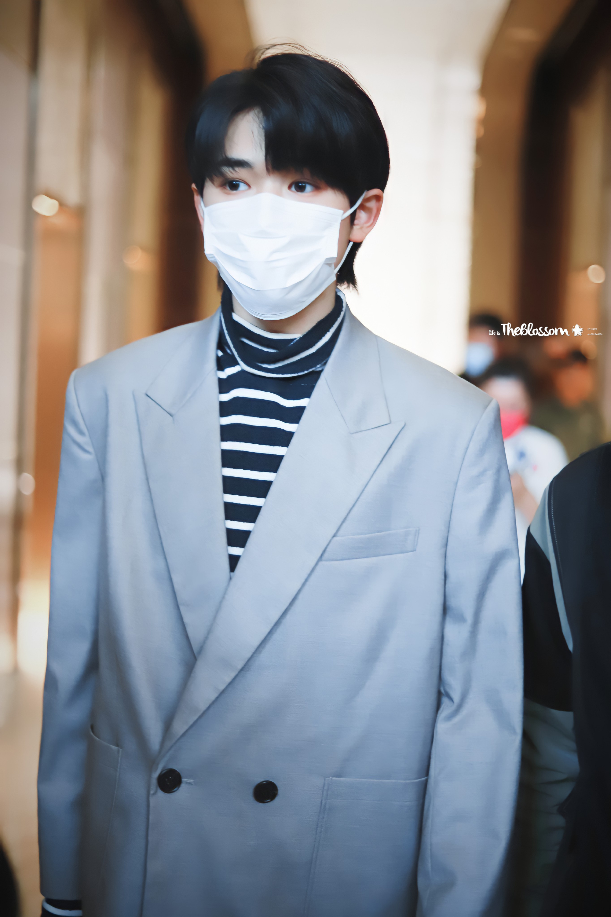 宋亚轩今日活动饭拍 小宋老师去上班啦 穿上西装最帅啦