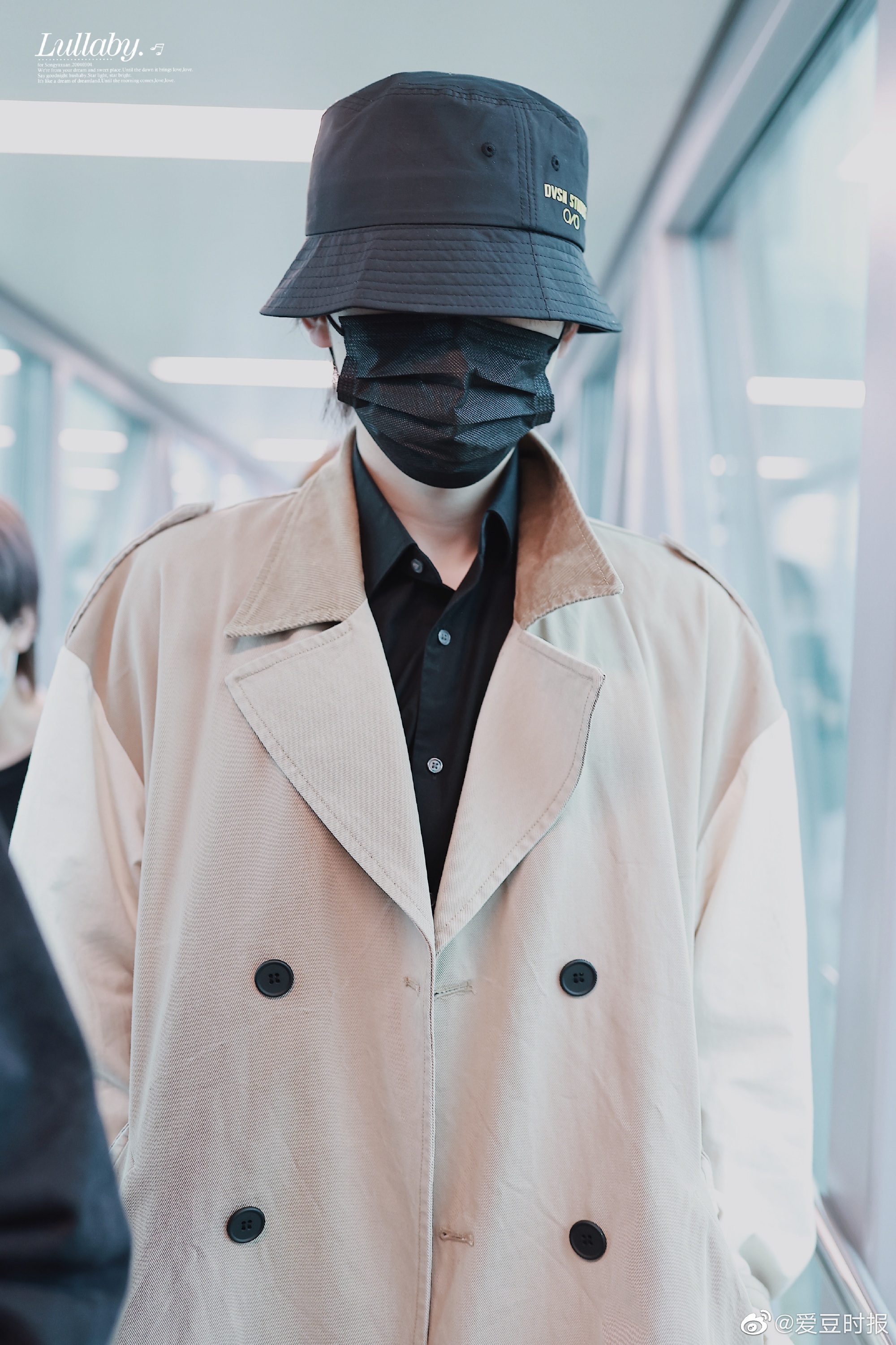 宋亚轩机场饭拍 黑衬衫 卡其色风衣外套 渔夫帽造型……_高清图集