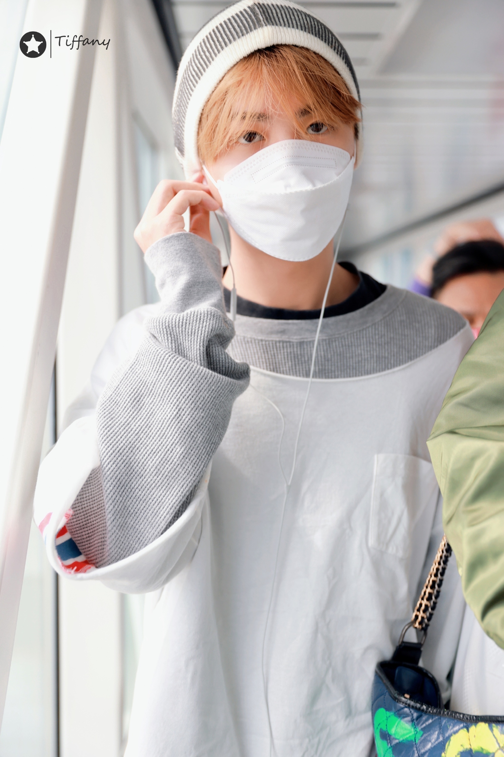 黄明昊今日份机场出发饭拍 毛线帽搭配灰白拼接上衣优雅