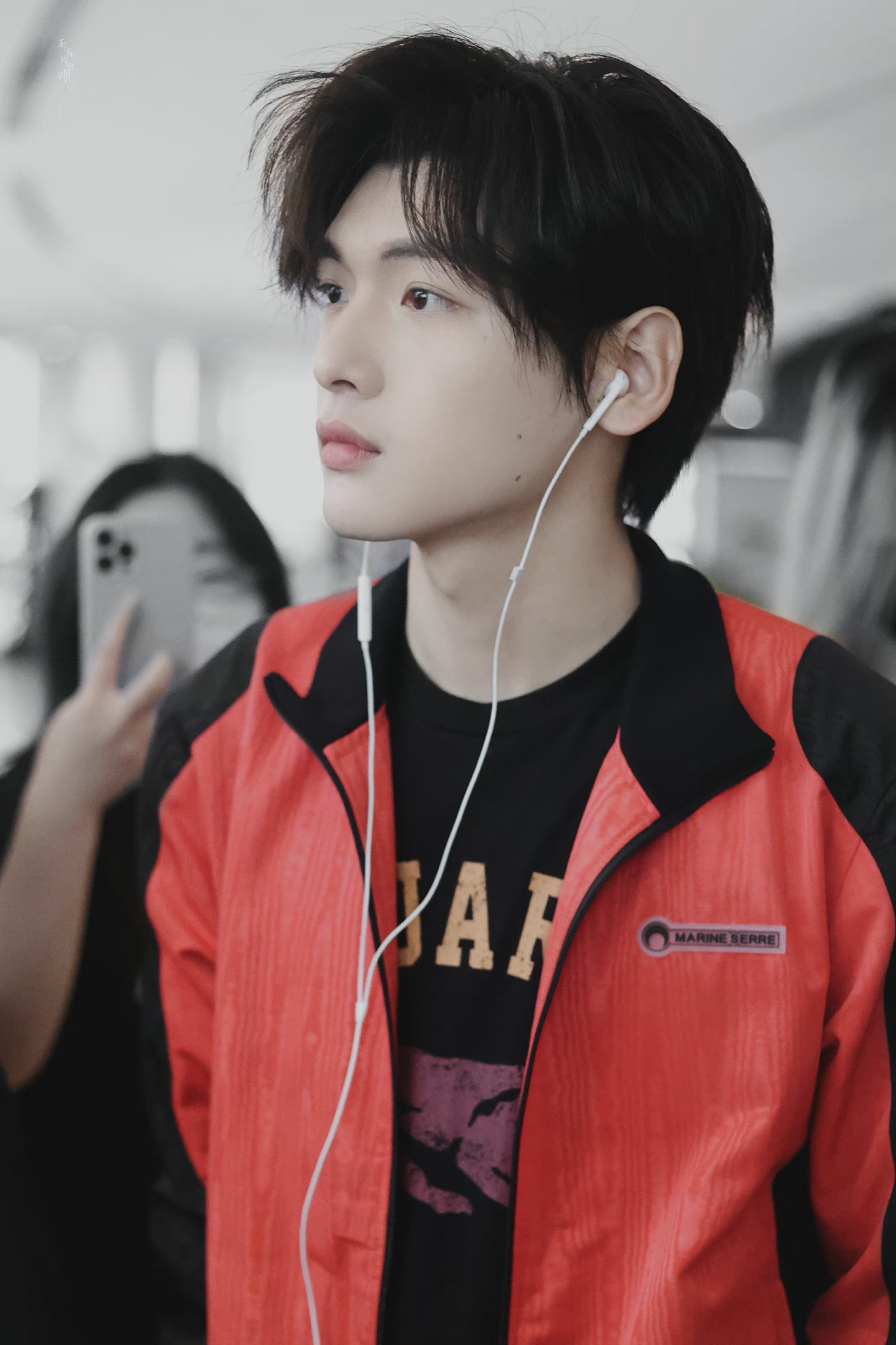 翟潇闻上班饭拍红色外套有线耳机的小翟好像日漫男主哦