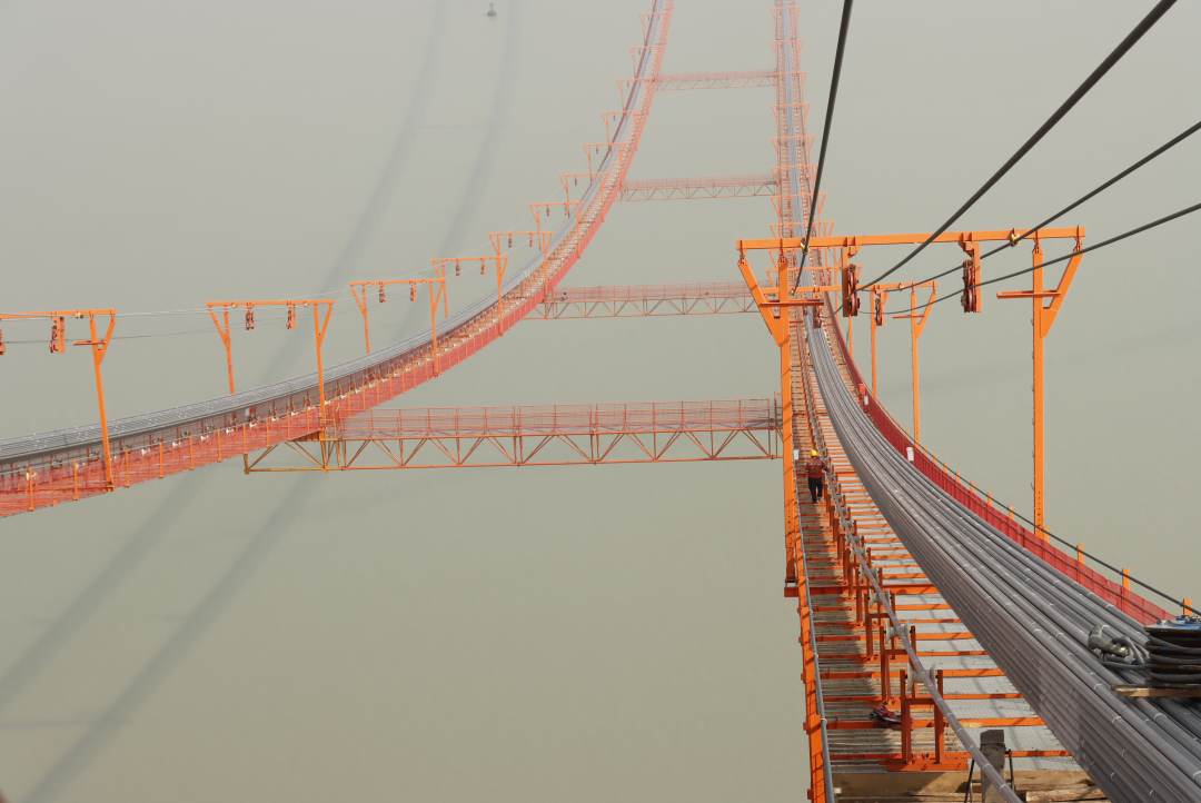 国内第一大跨度单层悬索桥——南京仙新路长江大桥完成主缆架设|牵引