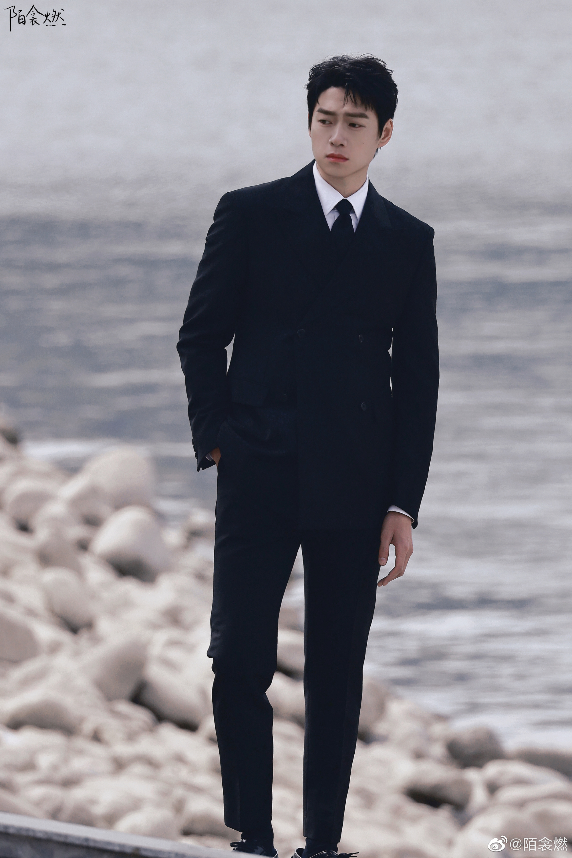 北京国际电影节路透释出,一身黑色西装修长笔挺,期待红毯!__财经头条