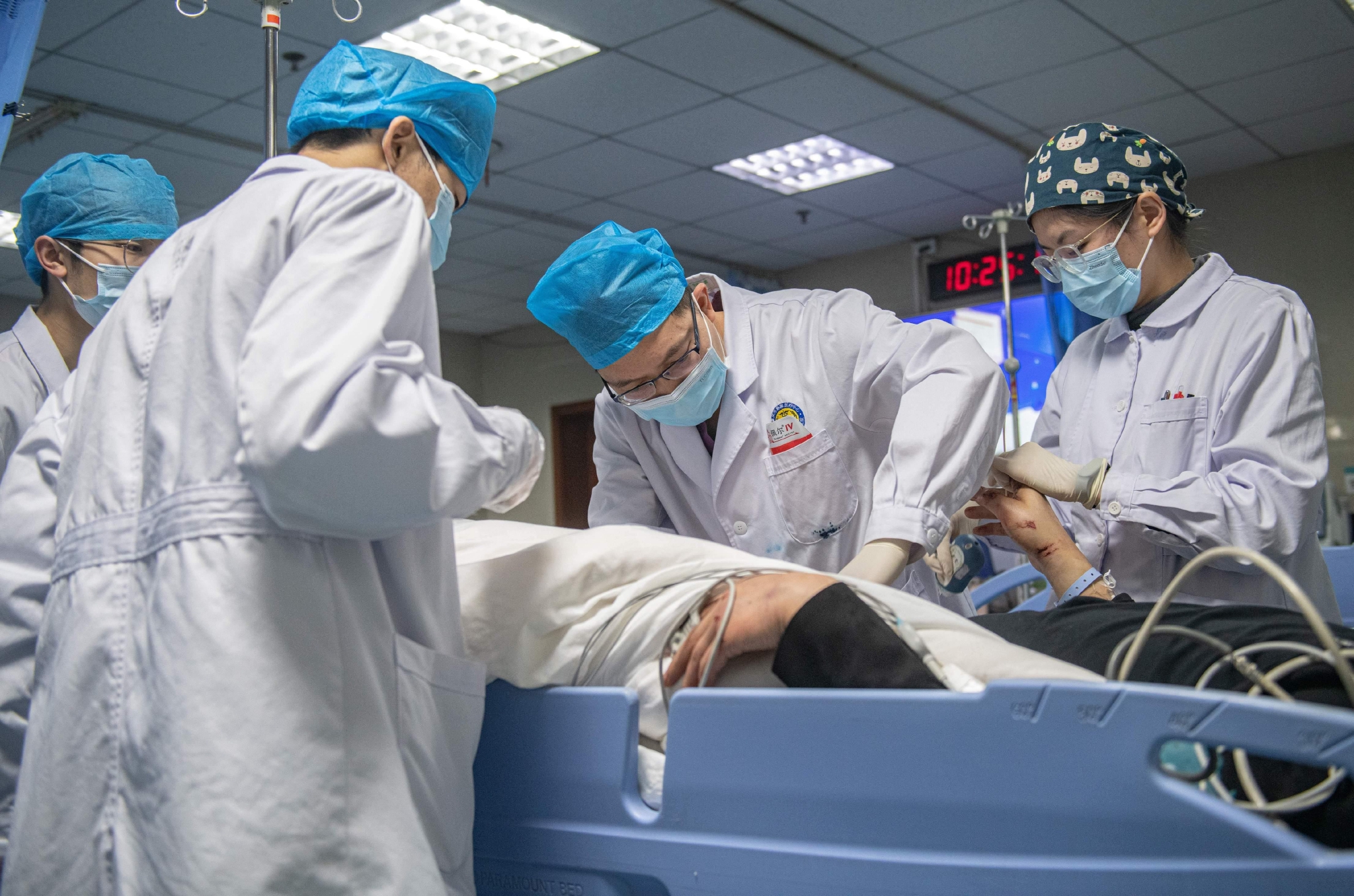 新春走基层|医院急诊室忙碌的一天|沈一鸣|患者|急诊_新浪新闻