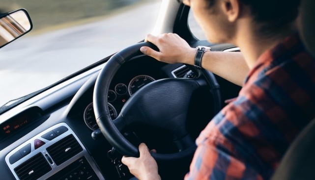 新手怎样才能熟练地开车上路?这几个方面的问题得注意