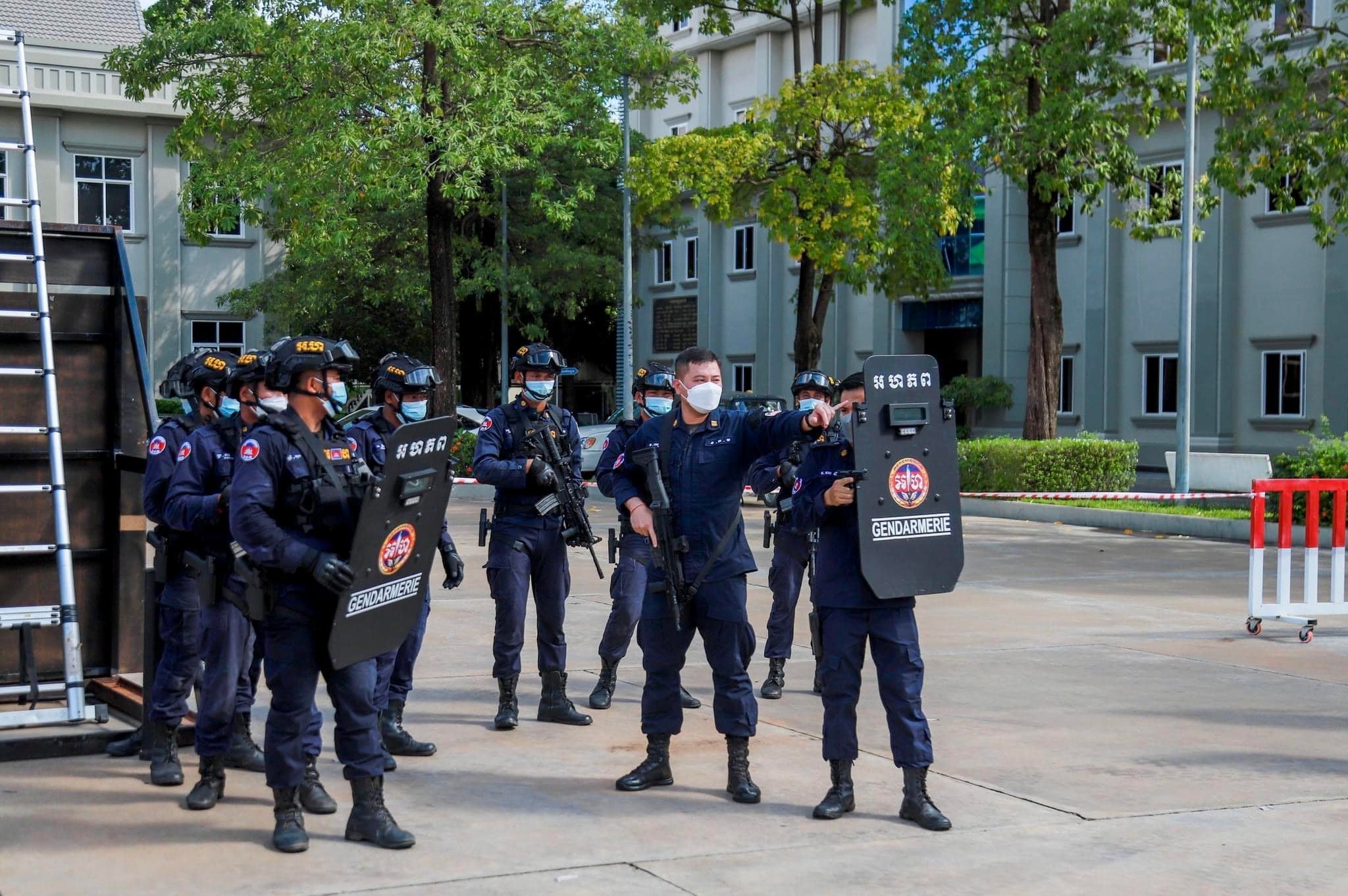 柬埔寨皇家宪兵队反恐训练……_高清图集_新浪网