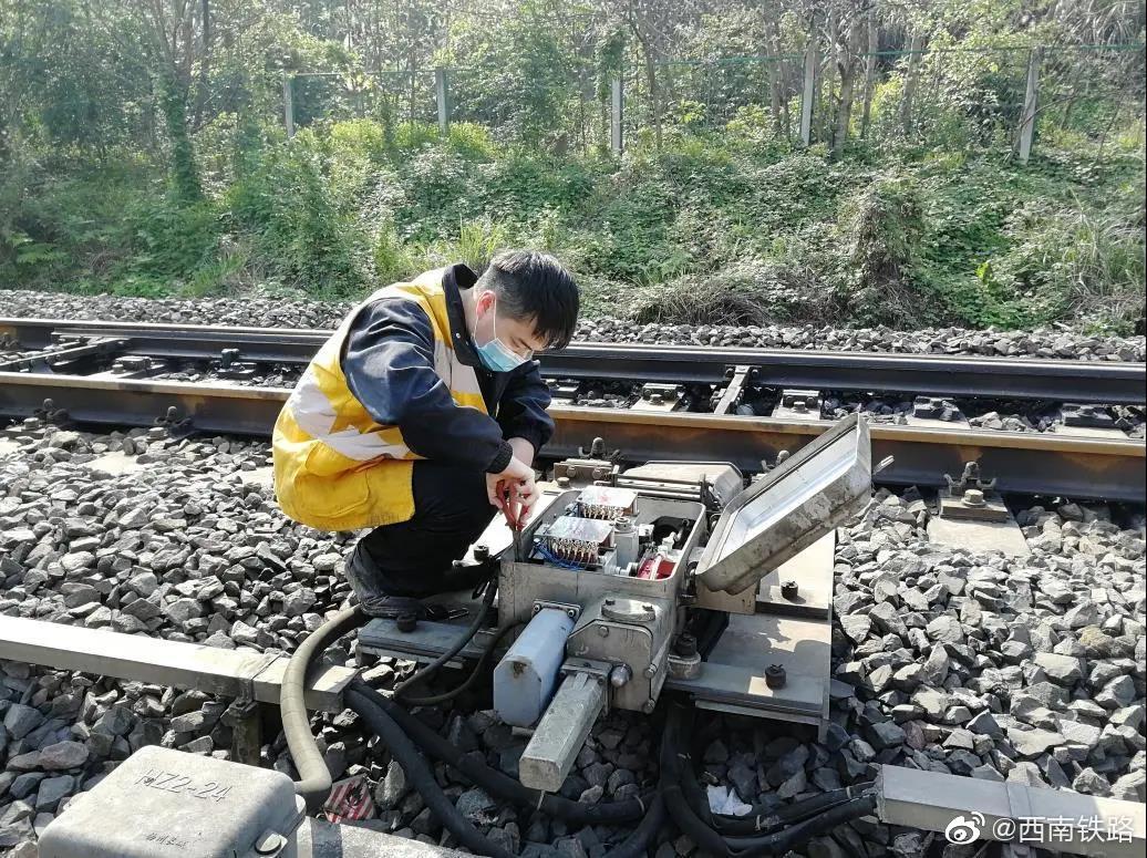 日前,重庆电务段组织职工来到兴隆场货运编组场