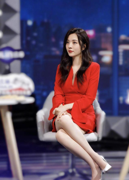 白色西服让王晓晨更加"美艳"!靴子与西装还是避开为好!