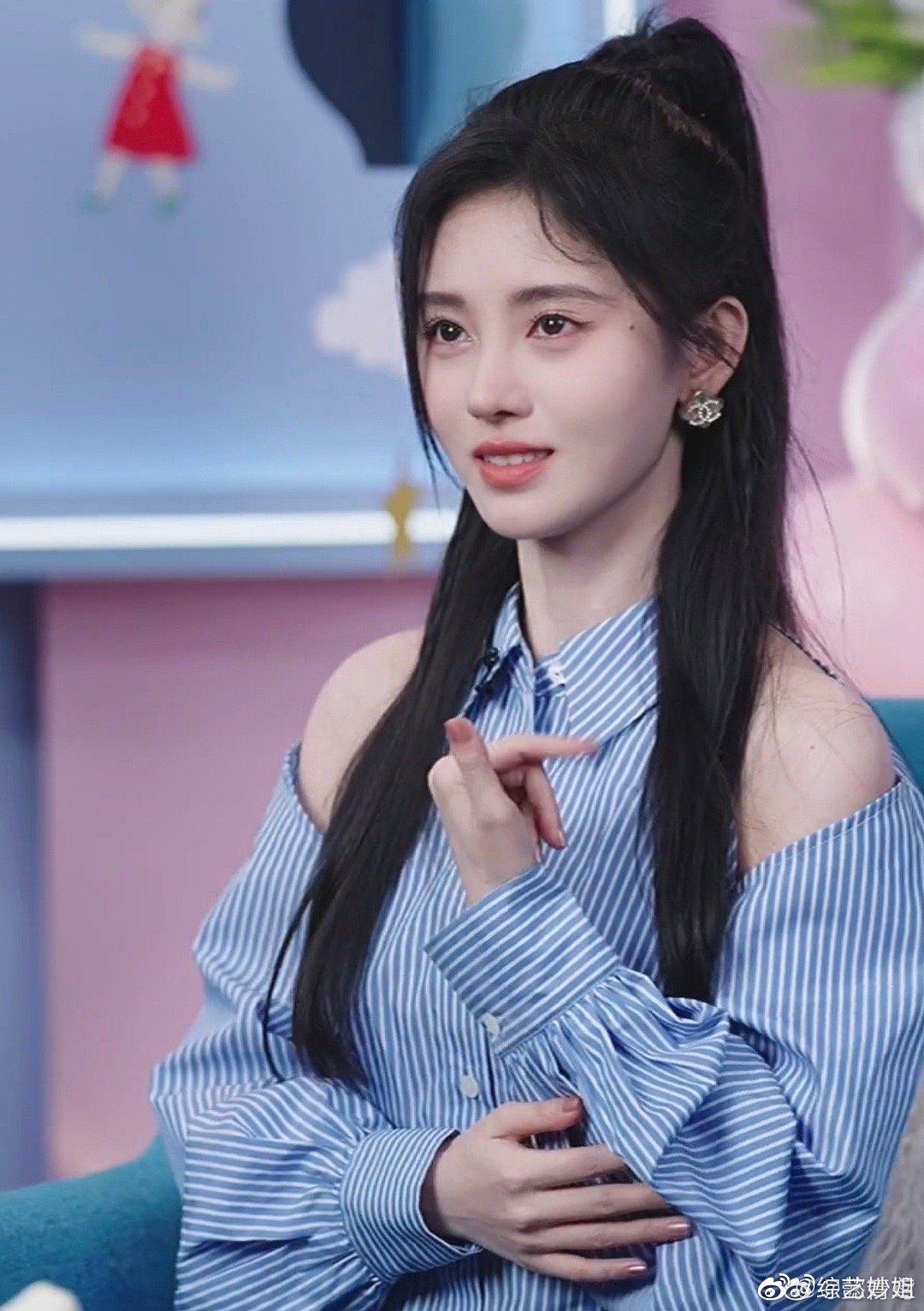 鞠婧祎今日直播造型高马尾蓝白衬衫给粉丝比心