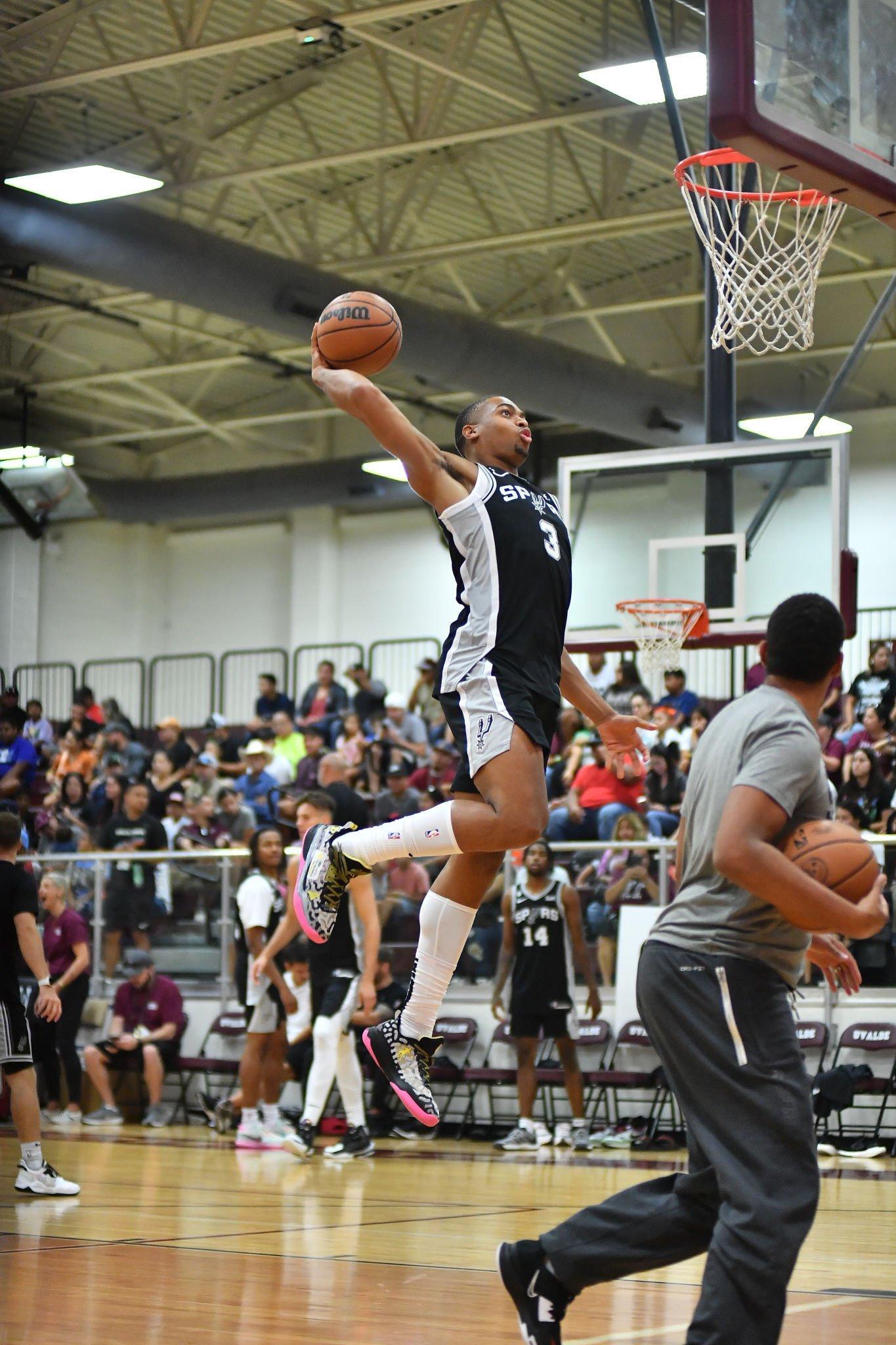 恭喜马刺潜力新星凯尔登·约翰逊签约乔丹体育!_高清图集_新浪网