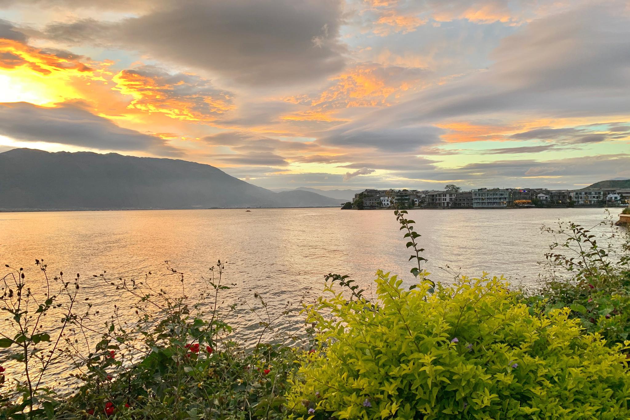 春暖花开落日余晖洱海傍晚依然那么美