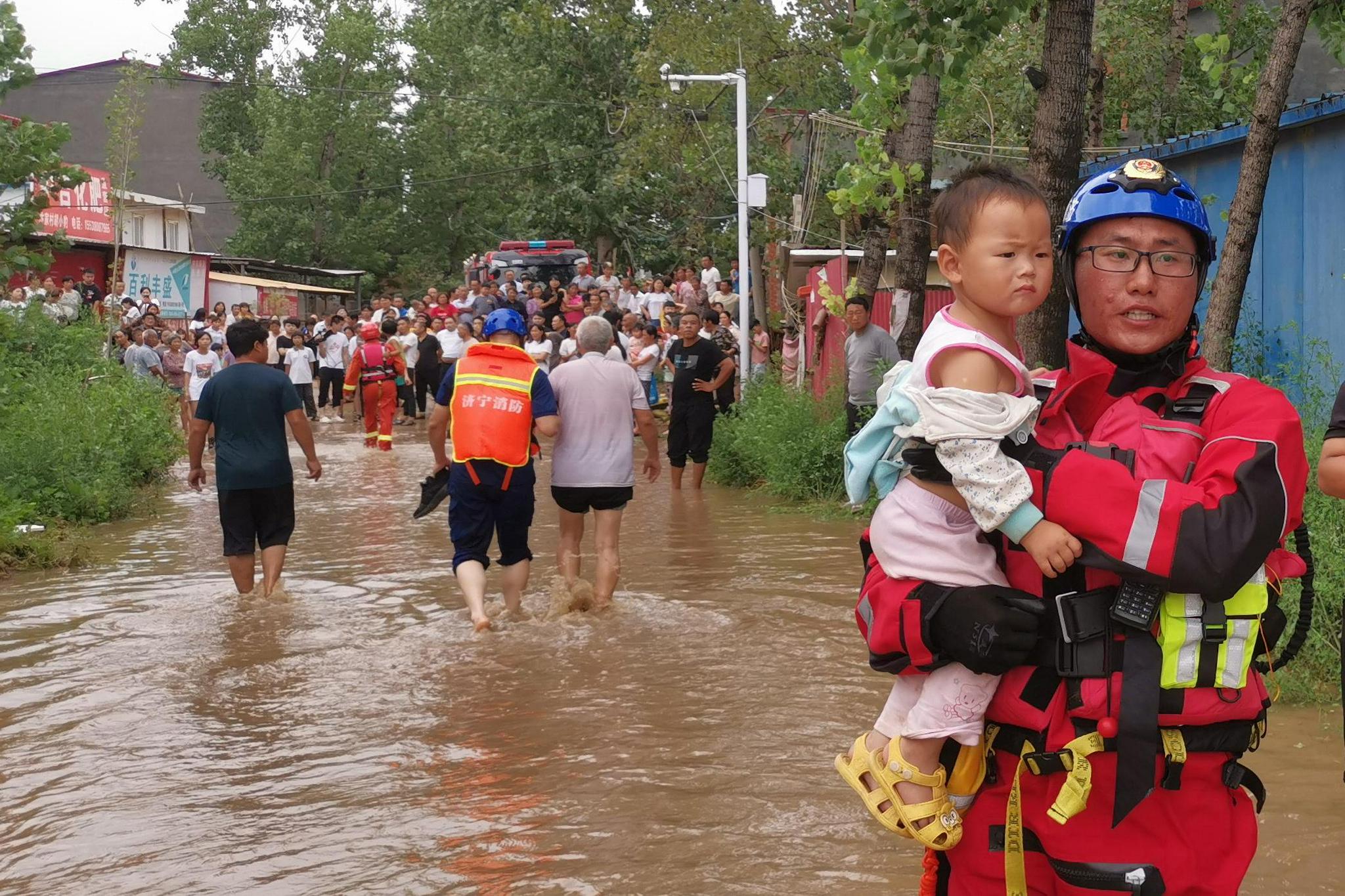 山东消防跨区域增援河南灾区