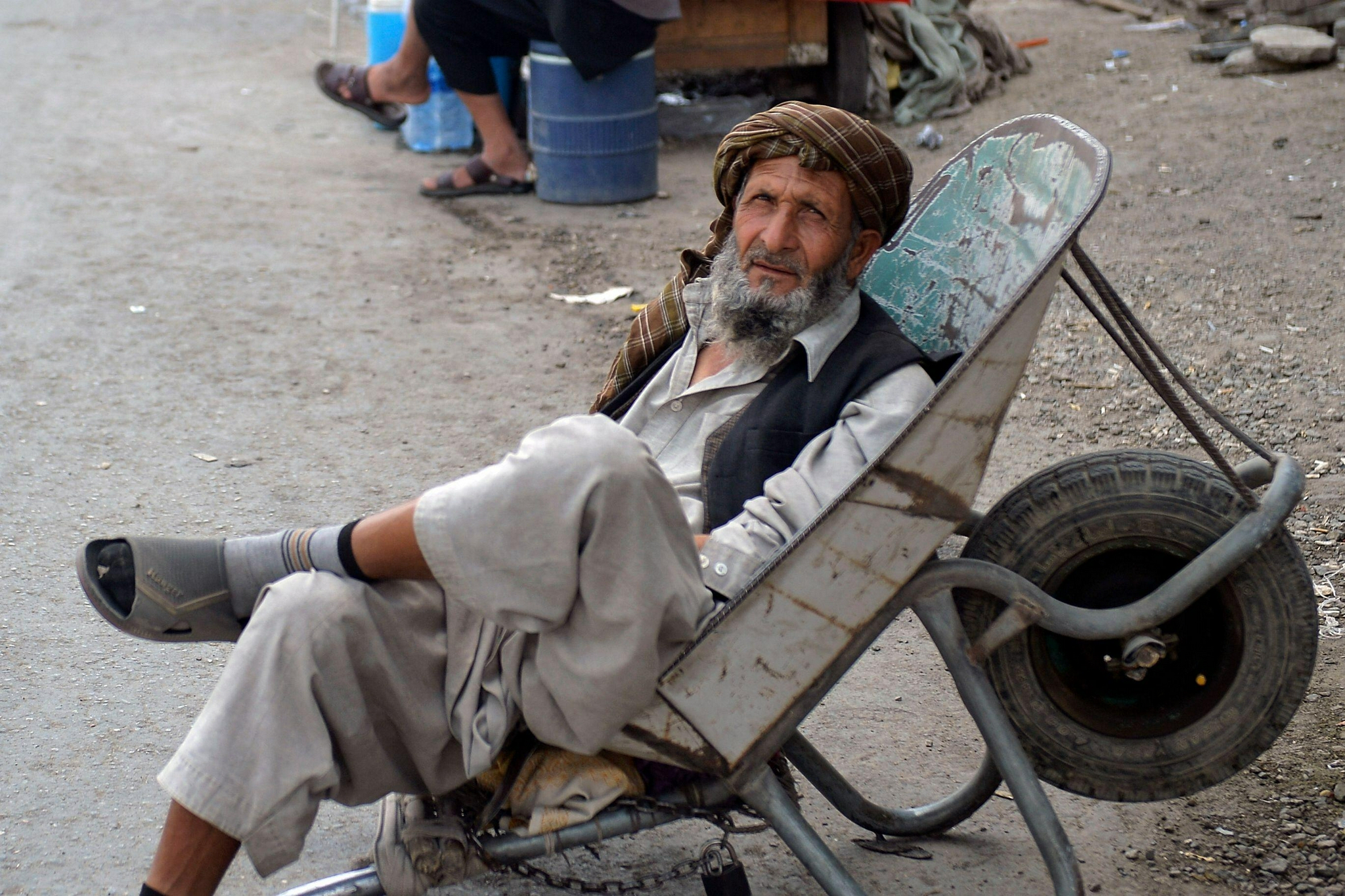 8月18日,一名男子推着独轮车走过阿富汗喀布尔街头.新华社/法新