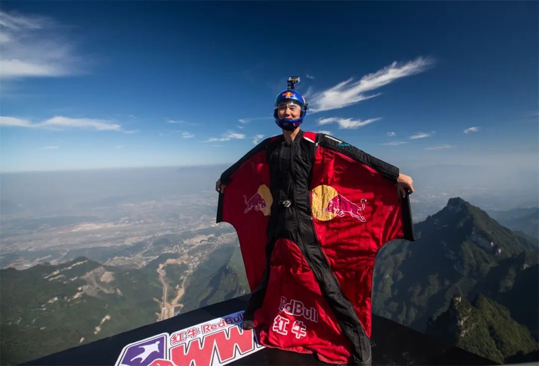 中国翼装飞人张树鹏穿越天门洞__财经头条