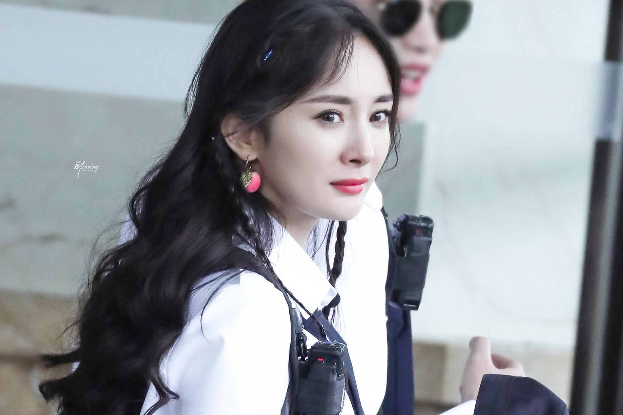 杨幂身穿白衬衫搭配背带裤干净利落,简约大气