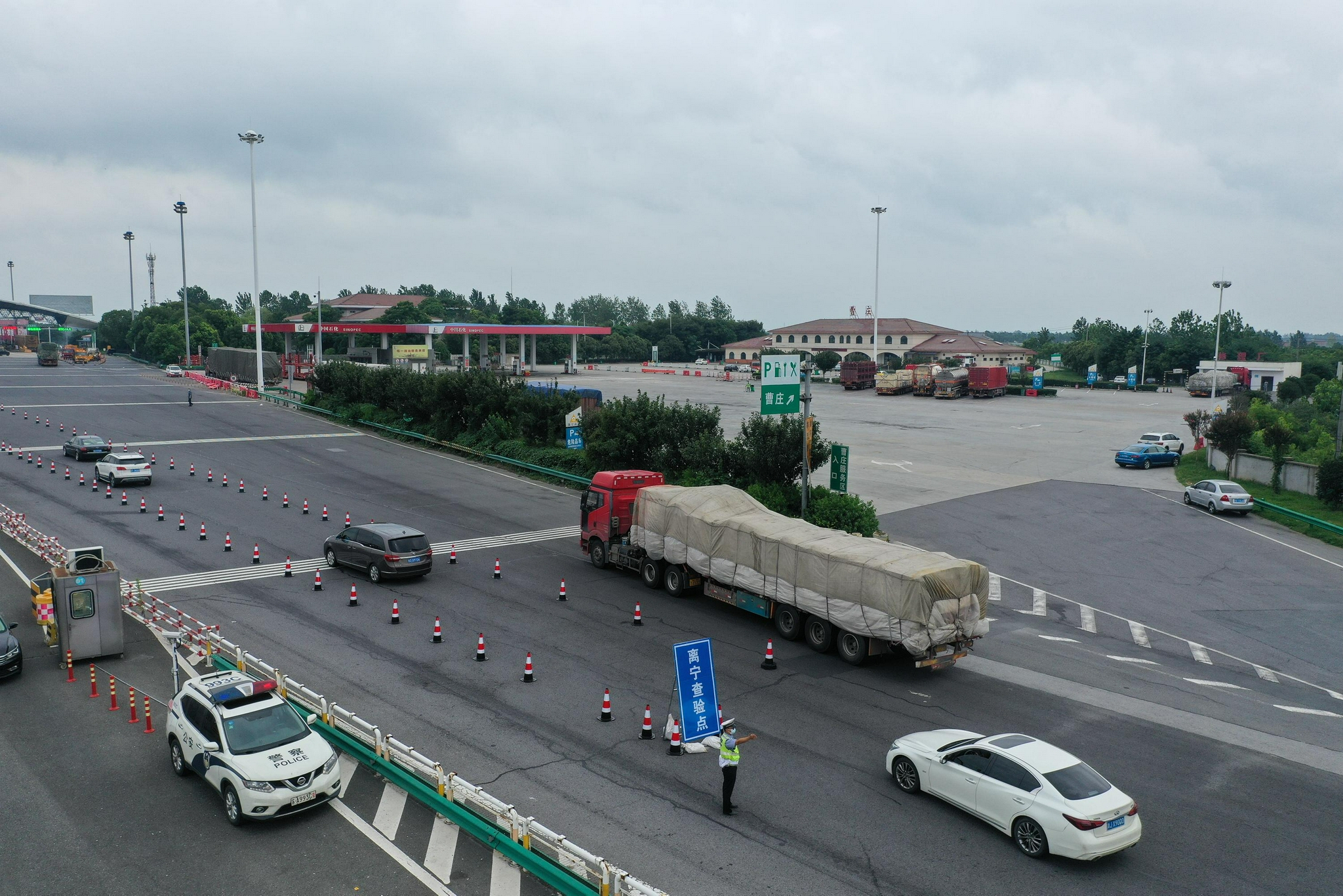 季春鹏 摄7月25日,在宁洛高速公路曹庄收费站,一辆汽车被劝返