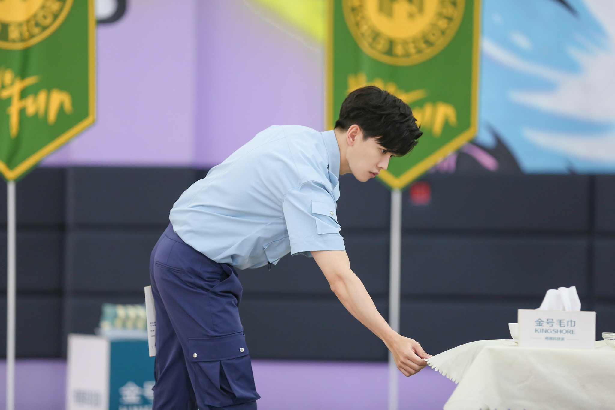 任嘉伦嗨放派剧照 亮片西装好绝!__财经头条