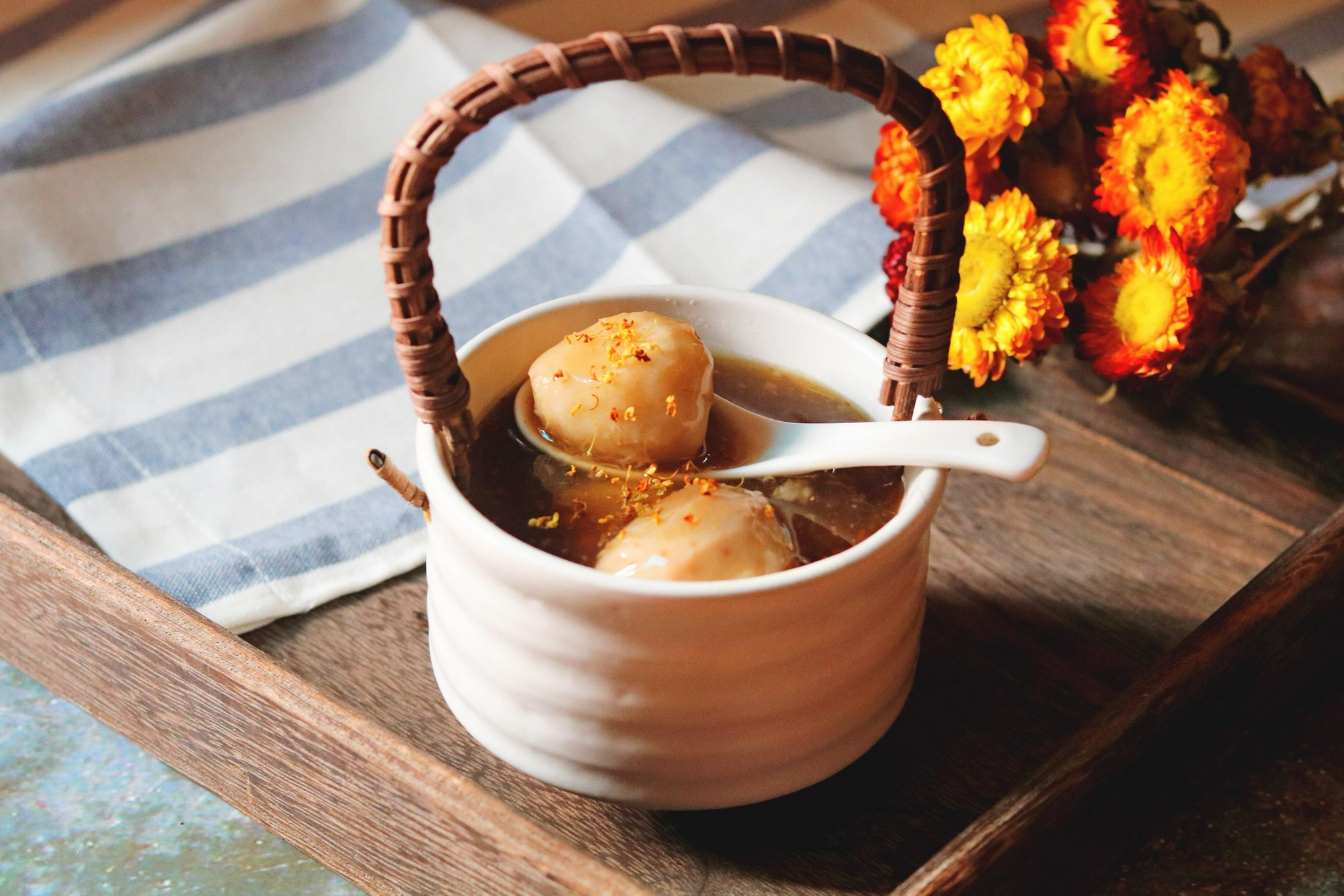 一碗香气四溢的桂花糖芋苗,柔滑香甜,养颜美味