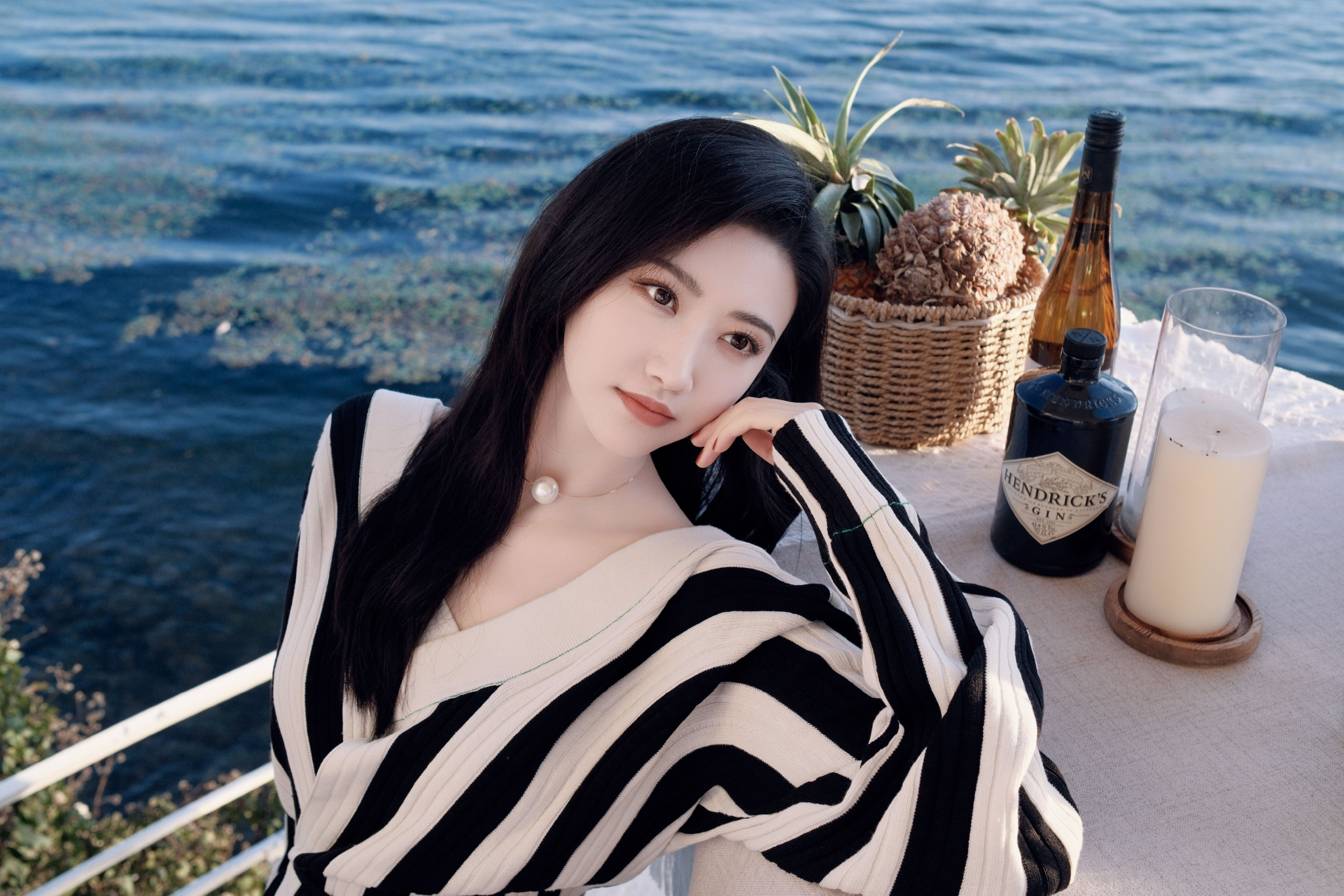 景甜海边条纹裙随拍来啦～一身黑白条纹裙搭配珍珠项链做点缀