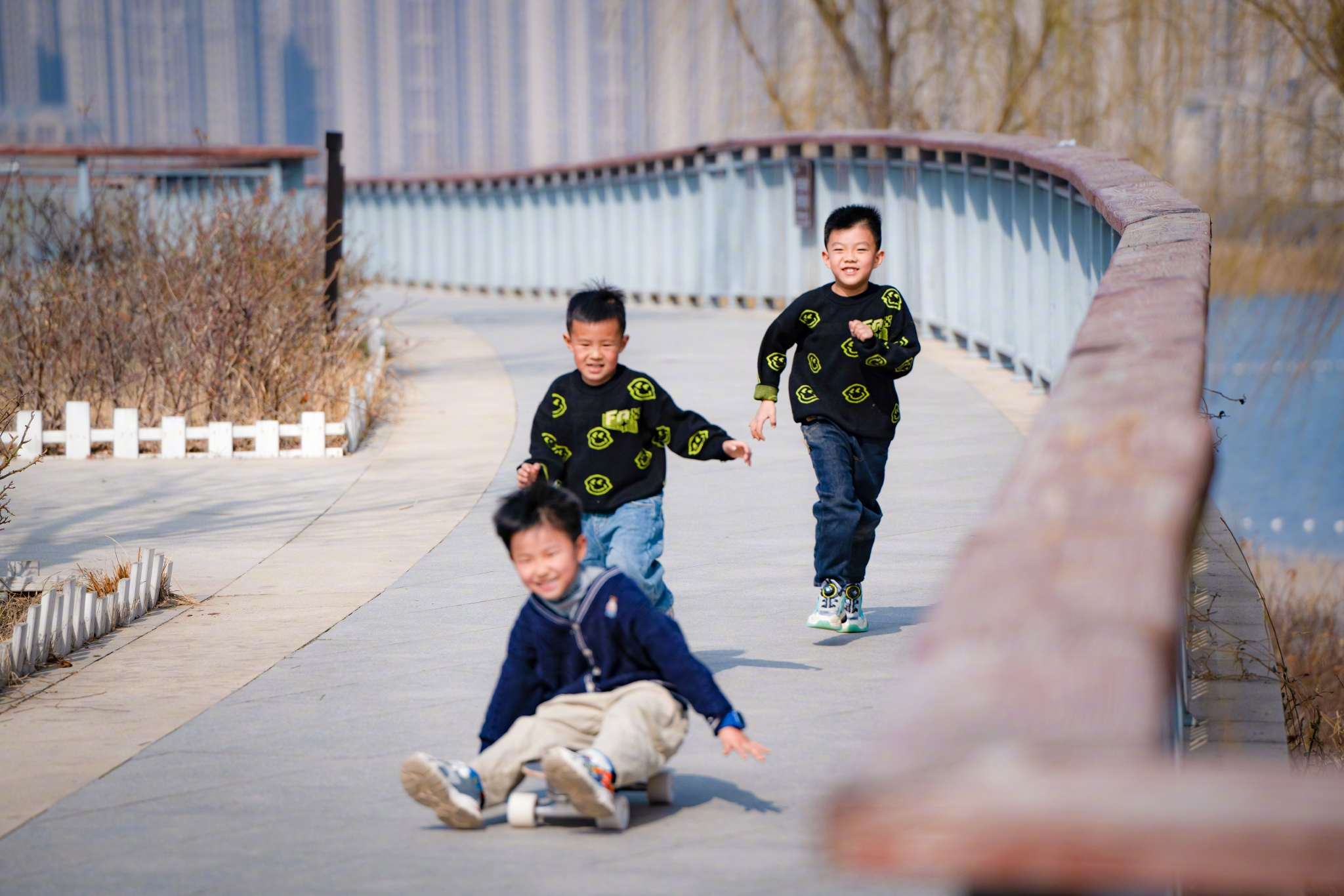 幸福的人儿是不是有人爱，钱有人给？