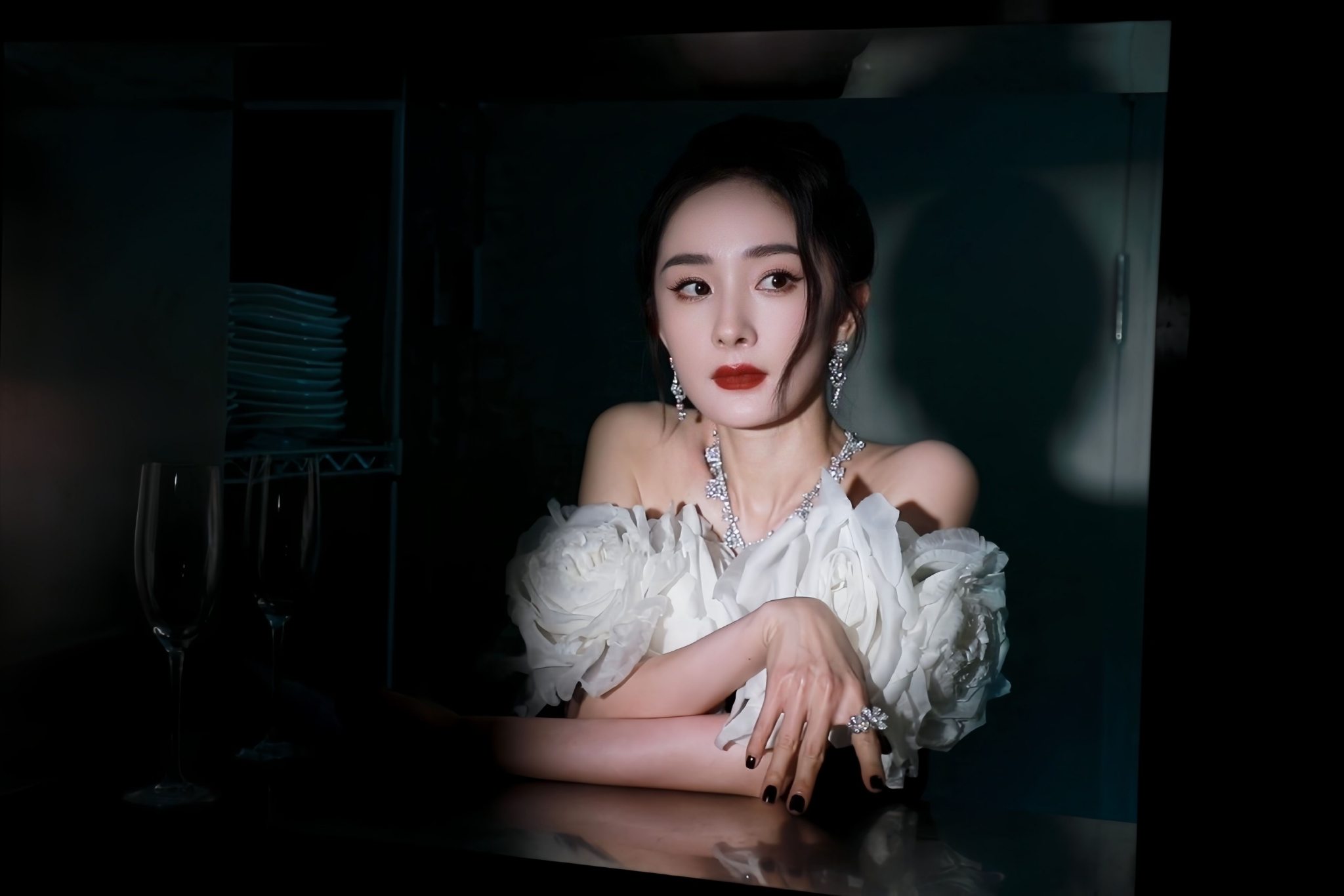 杨幂优雅黑天鹅礼服|微博之夜最美礼服