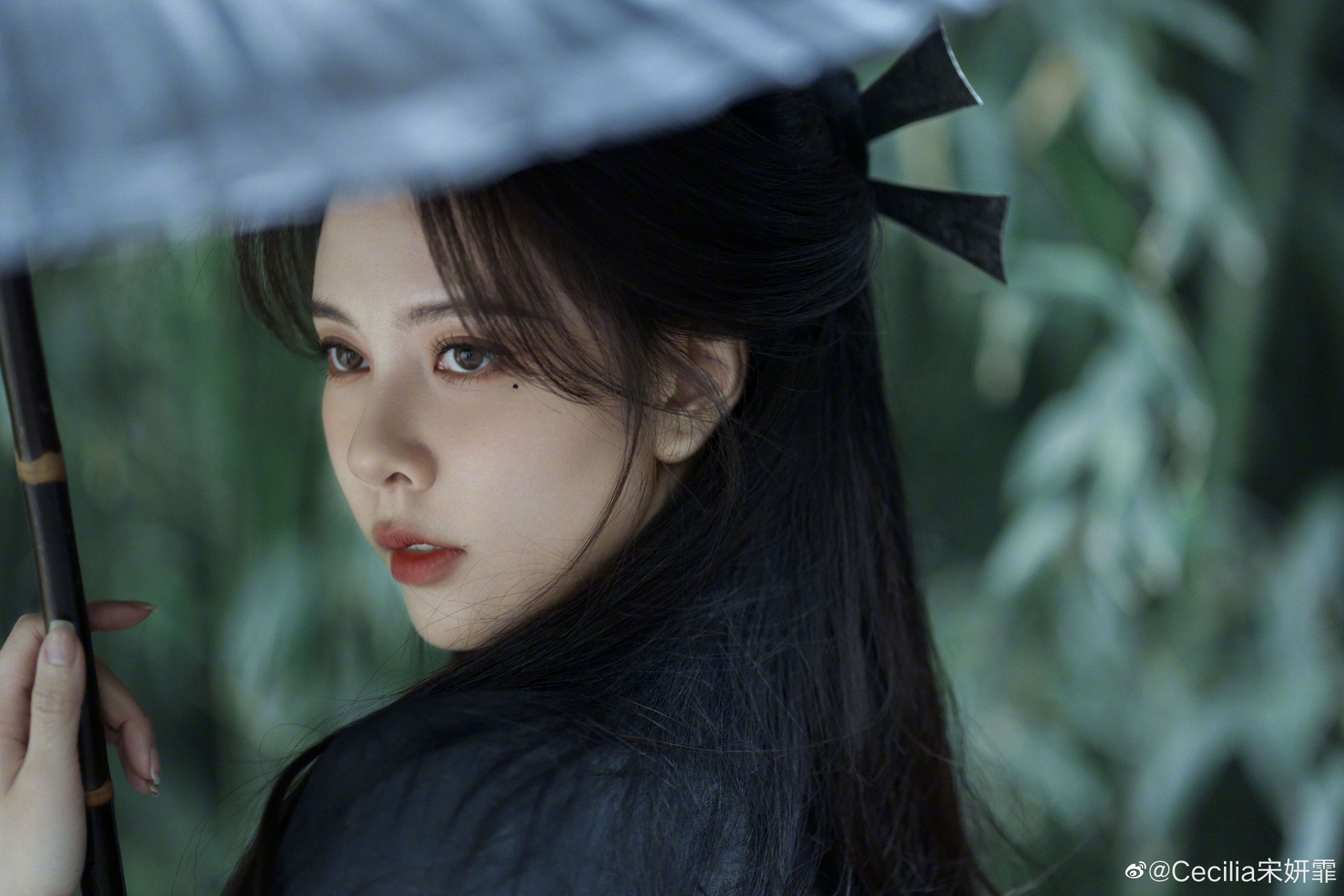 黑衣执伞,又清冷又酷飒的侠女来啦!