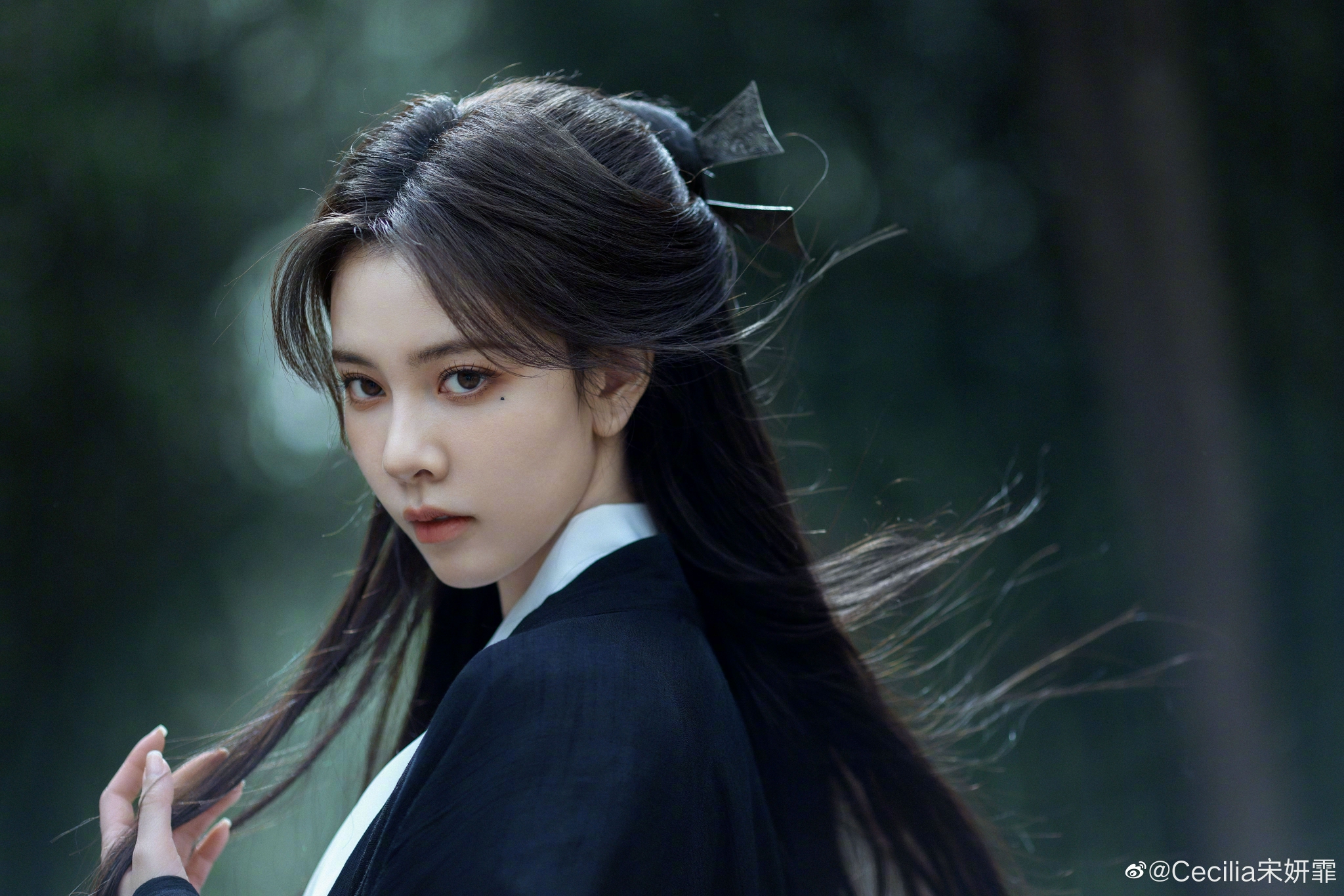 宋妍霏古装大片来啦! 黑衣执伞,又清冷又酷飒的侠女来啦!