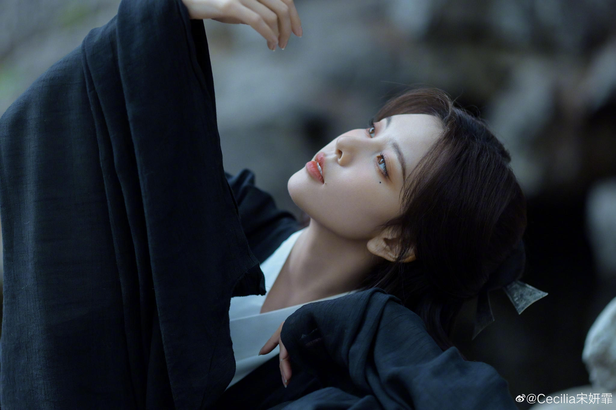 宋妍霏古装大片来啦! 黑衣执伞,又清冷又酷飒的侠女来啦!