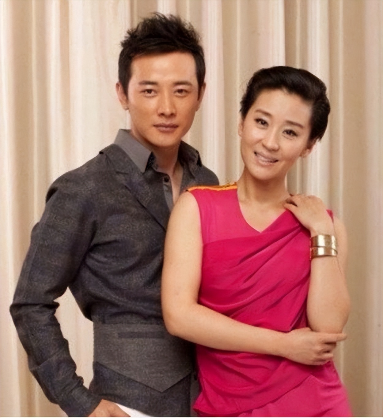 但是合作之后,给对方的印象很好,之后就成就了一段姐弟恋,当时的苗圃