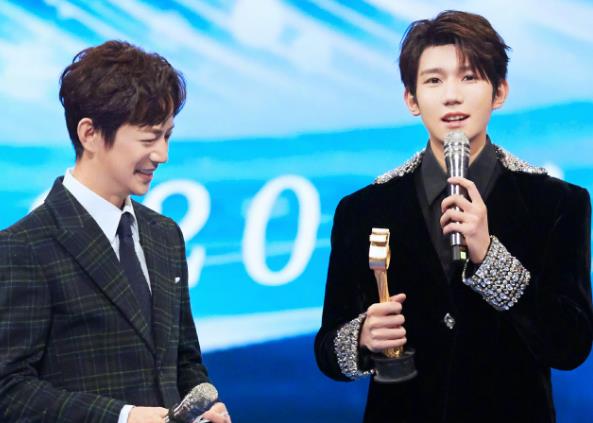 王源快本路透,新歌名字独特玩游戏被何炅禁言,全程表情又拽又奶