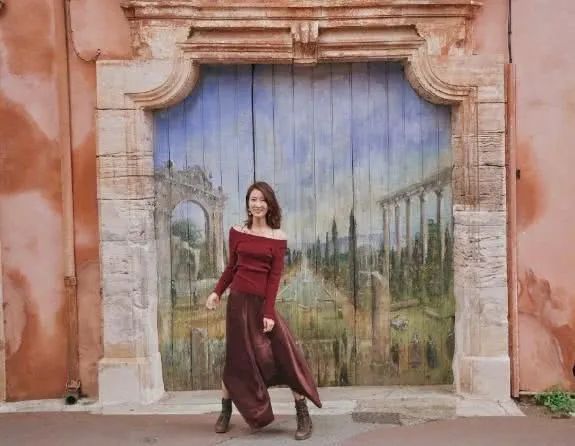 许婧就是气质美女,红裙加身看不出身材优势,纯靠露背抢镜休闲区蓝鸢梦想 - Www.slyday.coM 许婧就是气质美女,红裙加身看不出身材优势,纯靠露背抢镜休闲区蓝鸢梦想 - Www.slyday.coM