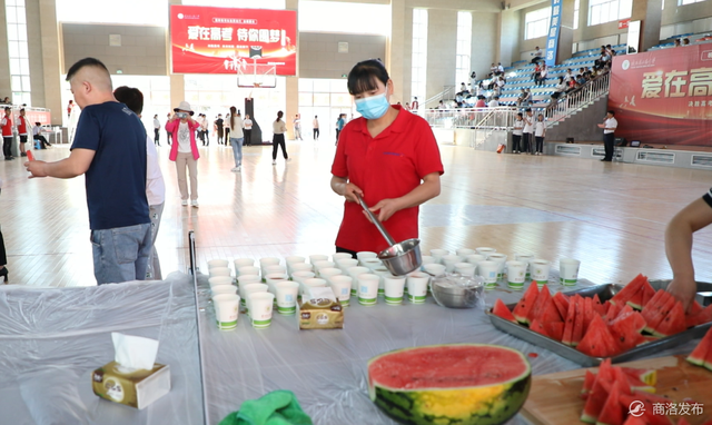 聚焦陕西高考最大考点,候考家长去哪了?休闲区蓝鸢梦想 - Www.slyday.coM 聚焦陕西高考最大考点,候考家长去哪了?休闲区蓝鸢梦想 - Www.slyday.coM