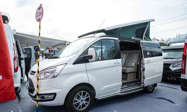 福特途睿欧房车19.98万起,2.0t 6at,车里两张大床
