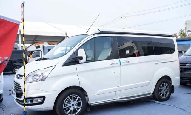 福特途睿欧房车19.98万起,2.0t 6at,车里两张大床