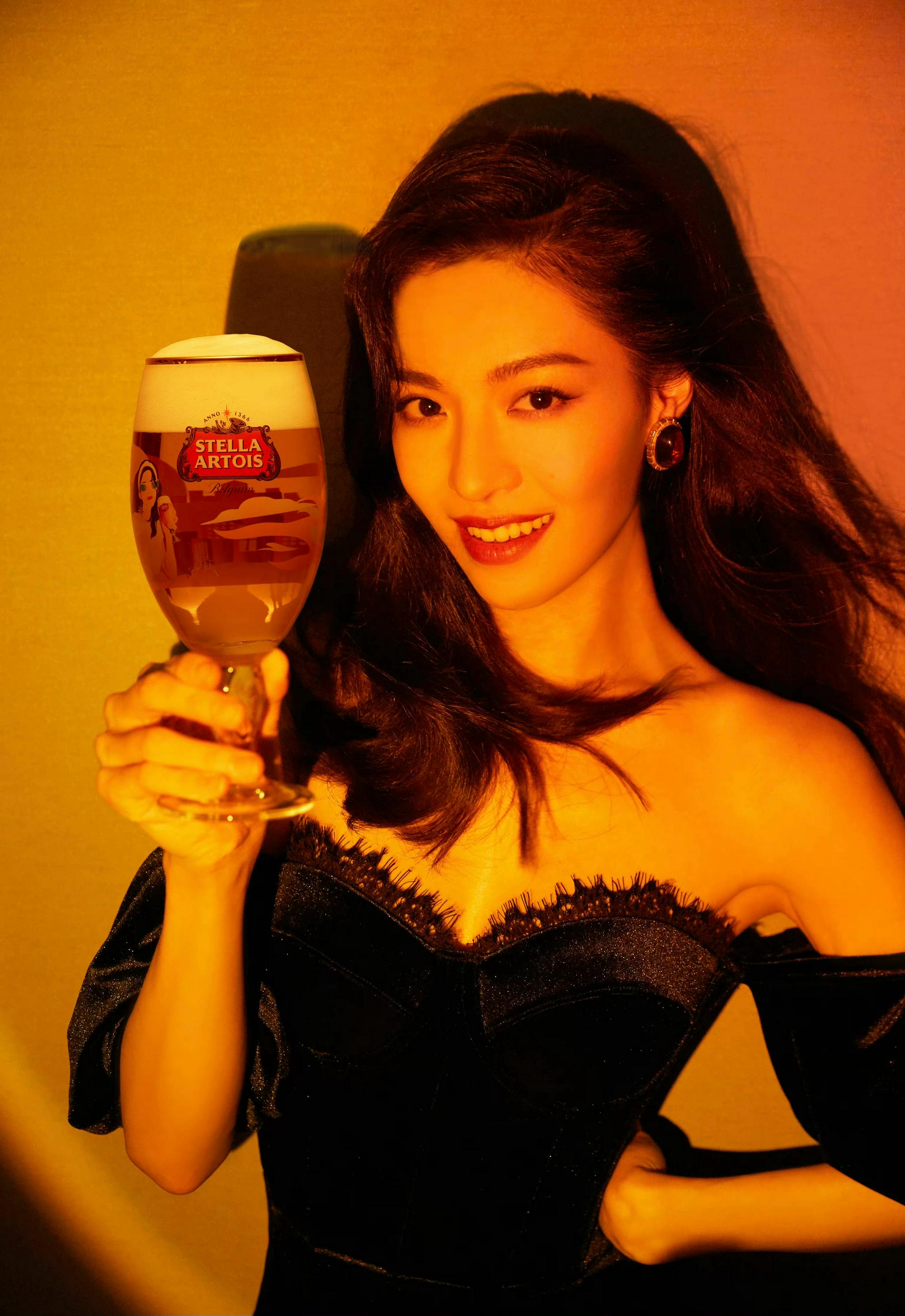 海报星图# #钟楚曦[超话]# 出席活动造型,身穿黑色抹胸鱼尾裙性感