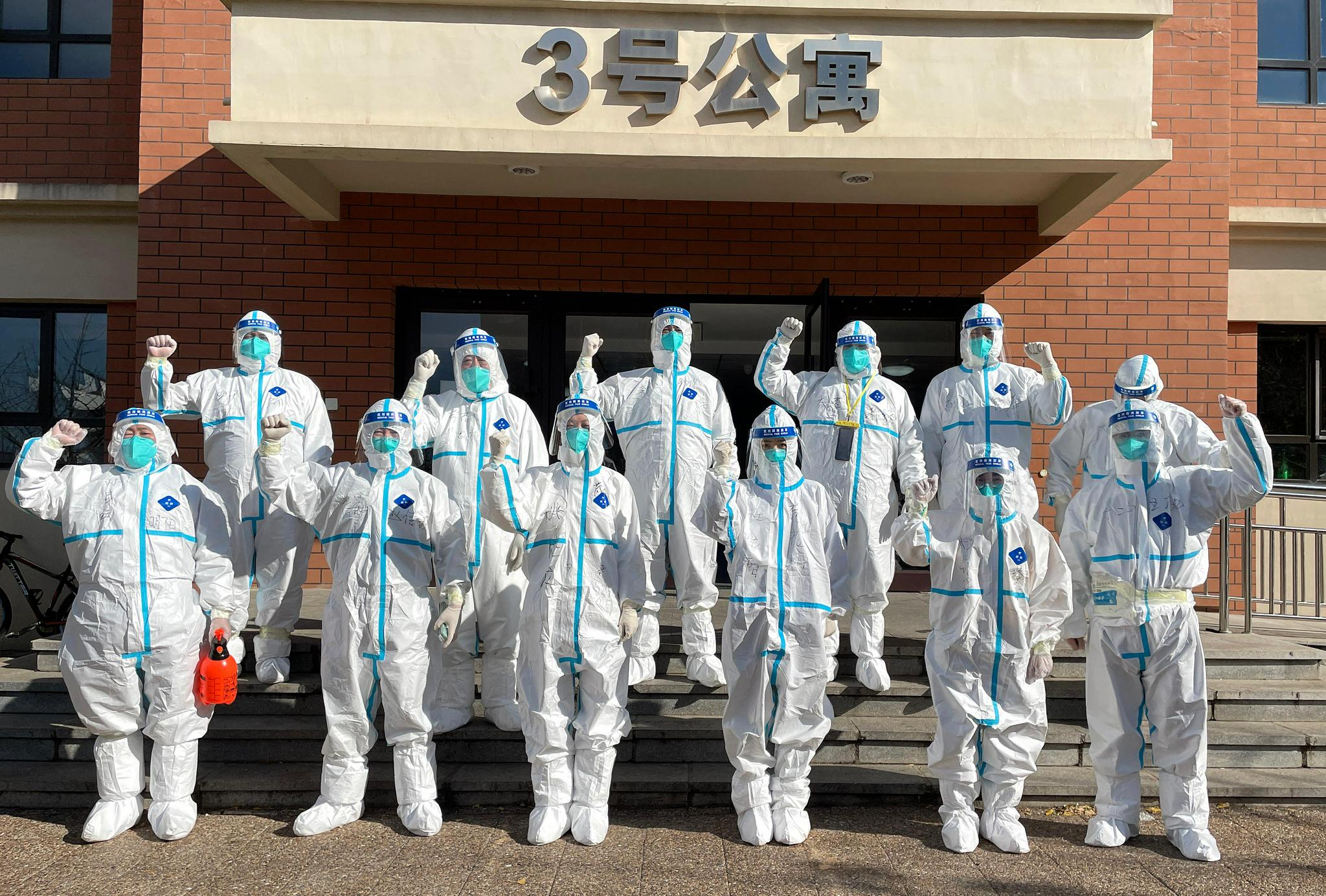 新华全媒大连抗疫一线那些手势温暖鼓舞着我们