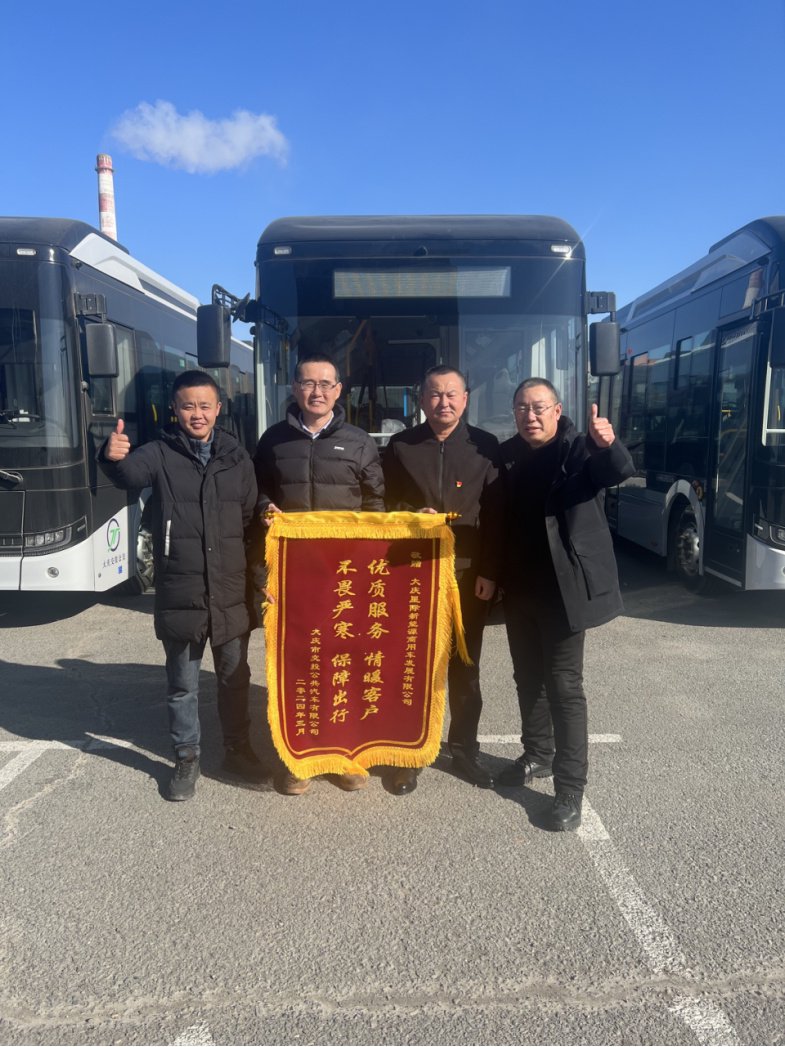 他们肩负起责任与担当,坚守岗位守护平安出行-新浪汽车